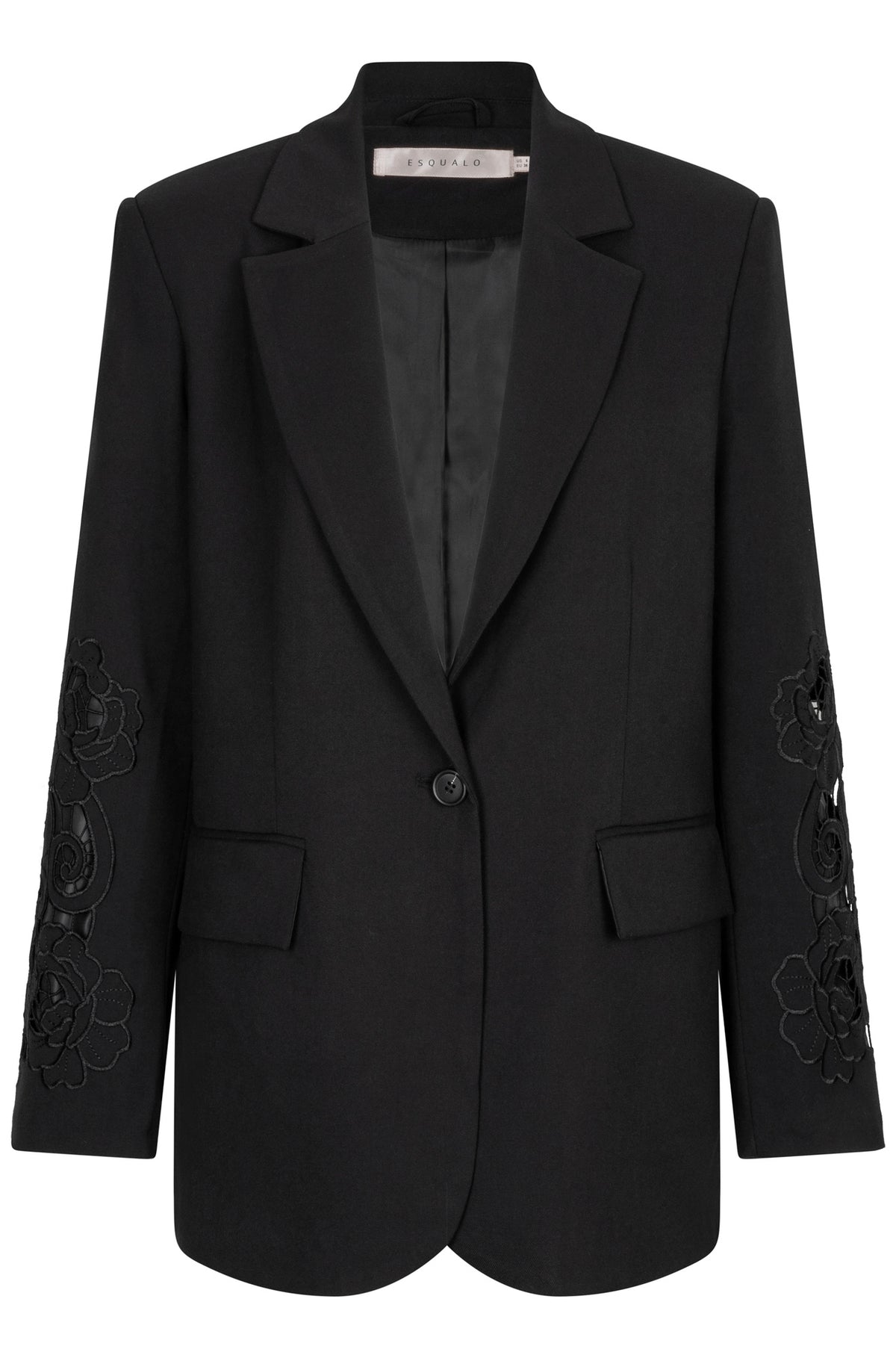 Veston noir isolé de face avec revers crantés, bouton unique, poches à rabat et manches brodées pour femme par Esqualo