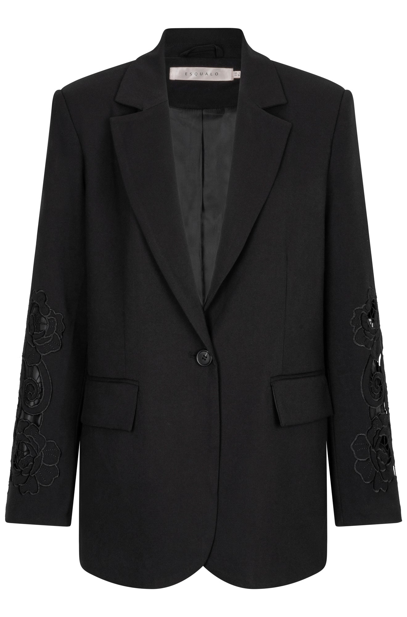 Veston noir isolé de face avec revers crantés, bouton unique, poches à rabat et manches brodées pour femme par Esqualo