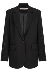 Veston noir isolé de face avec revers crantés, bouton unique, poches à rabat et manches brodées pour femme par Esqualo