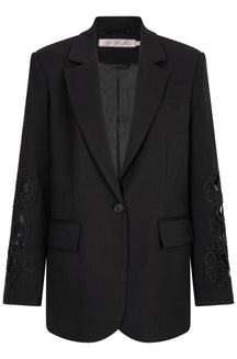 Veston noir isolé de face avec revers crantés, bouton unique, poches à rabat et manches brodées pour femme par Esqualo