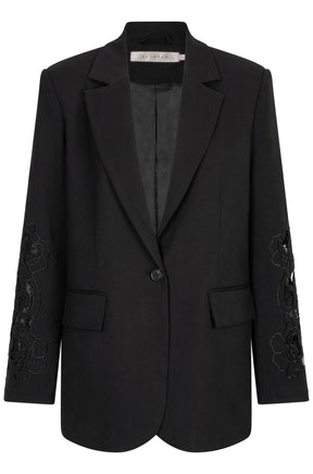 Veston noir isolé de face avec revers crantés, bouton unique, poches à rabat et manches brodées pour femme par Esqualo