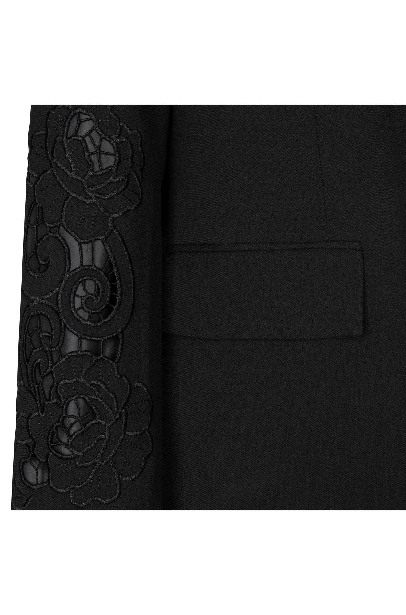 Détail du veston noir avec broderie florale ajourée sur la manche et poche à rabat pour femme par Esqualo