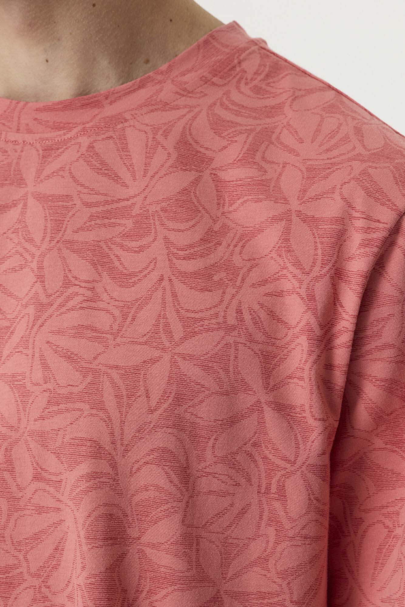 T-Shirt col rond corail montrant la texture florale ton sur ton et la couture d’épaule pour homme par Garcia, en gros plan
