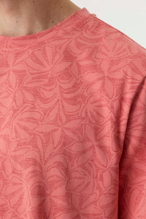 T-Shirt col rond corail montrant la texture florale ton sur ton et la couture d’épaule pour homme par Garcia, en gros plan
