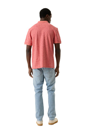 Vue arrière du polo rose corail floral avec col côtelé, manches courtes et ourlet droit pour homme par Garcia