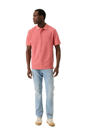 Polo rose corail floral à manches courtes et patte à deux boutons pour homme par Garcia, vue de face pleine longueur