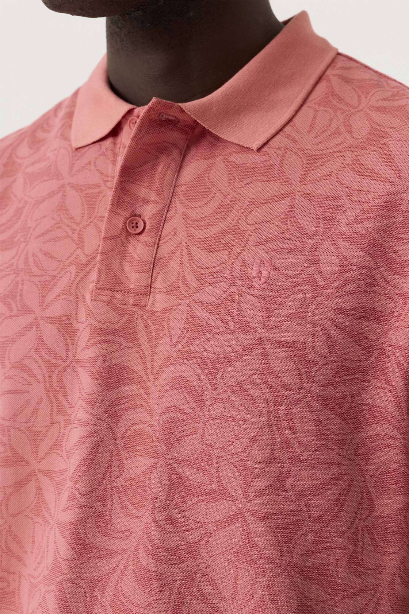 Col du polo rose corail floral, de la patte à deux boutons et logo ton sur ton pour homme par Garcia, en gros plan