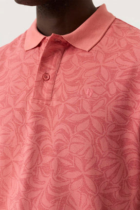 Col du polo rose corail floral, de la patte à deux boutons et logo ton sur ton pour homme par Garcia, en gros plan