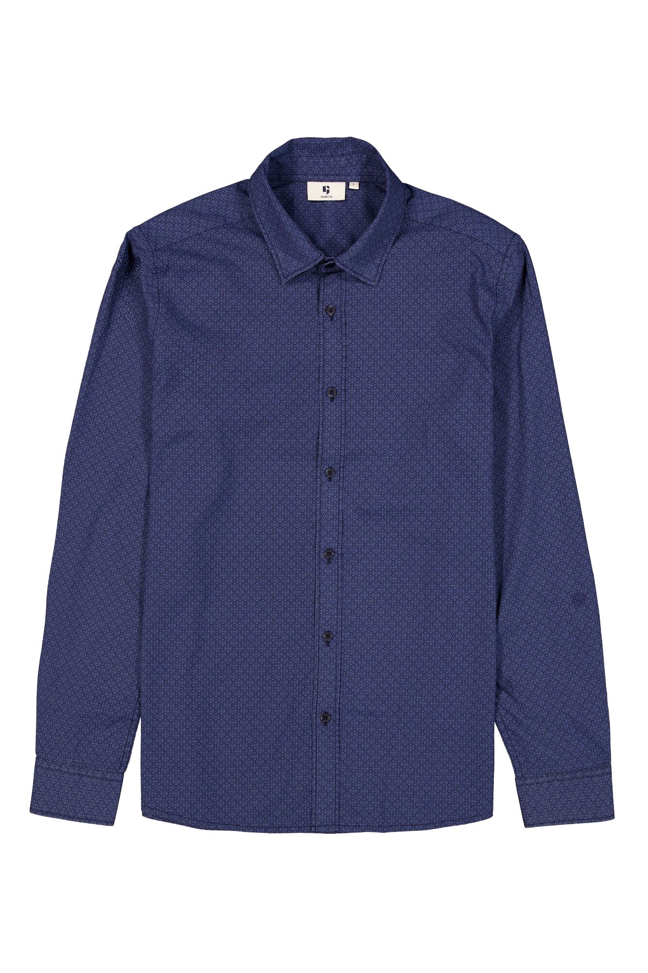 Chemise manches longues boutonnée bleu foncé à micro motif avec col pointu pour homme par Garcia, vue de face isolée