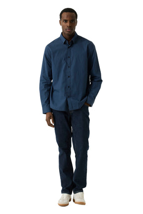 Vue de face complète d’une chemise manches longues boutonnée bleu foncé à micro motif portée pour homme par Garcia