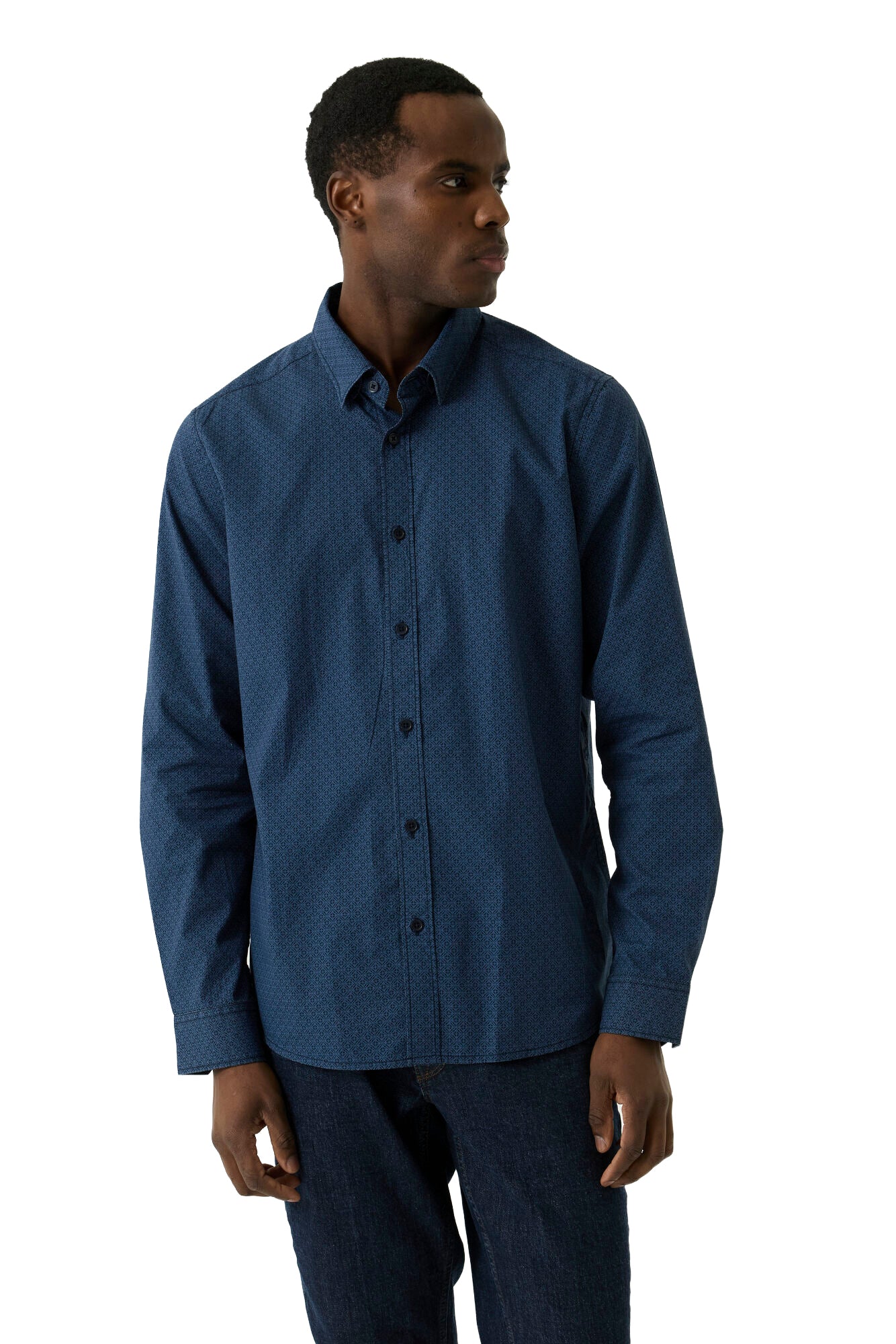 Vue de face mi-corps d’une chemise manches longues boutonnée bleu foncé à micro motif avec col pointu pour homme par Garcia
