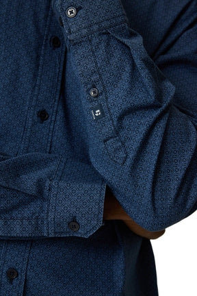 Gros plan du poignet boutonné de la chemise manches longues bleue foncé à micro motif pour homme par Garcia