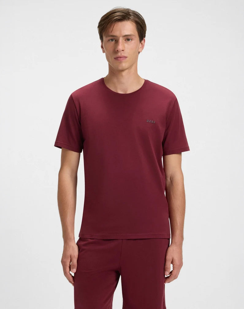T-Shirt BOSS bordeaux à col rond accompagné d’un pantalon ton sur ton, ensemble monochrome décontracté pour homme.
