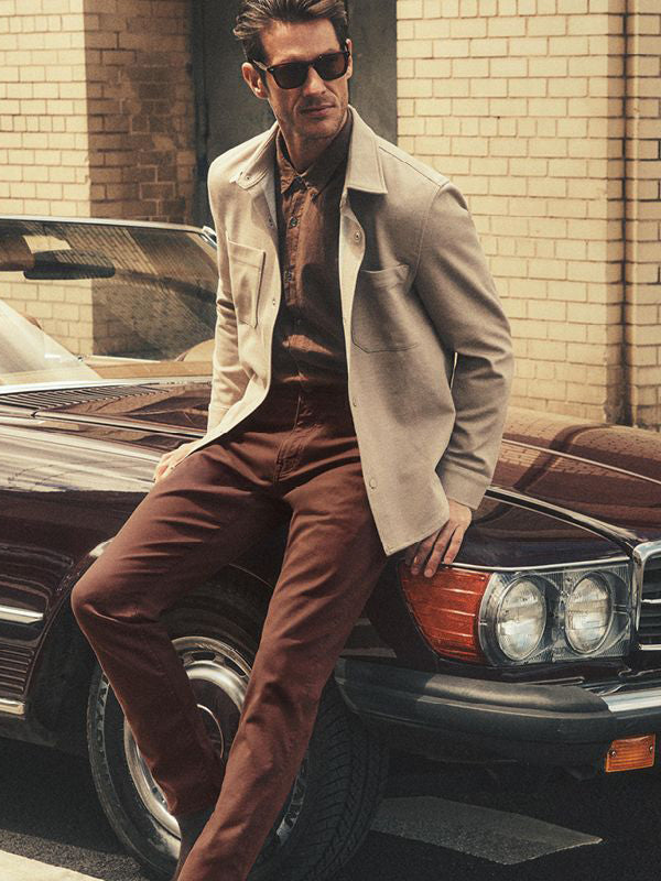 Un homme avec une chemise brune et un pantalon couleur rouille de la marque 34 héritage