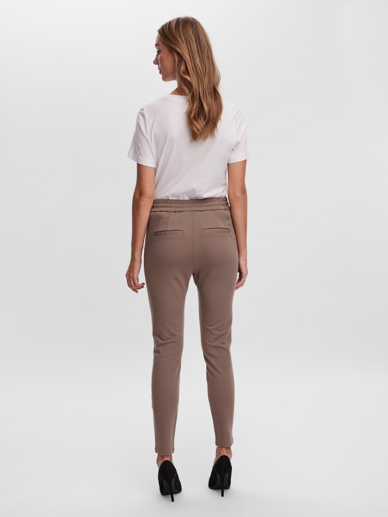 Pantalon pour femme par Vero Moda | 10197909 FOSSIL | Boutique Vvög, vêtements mode pour homme & femme