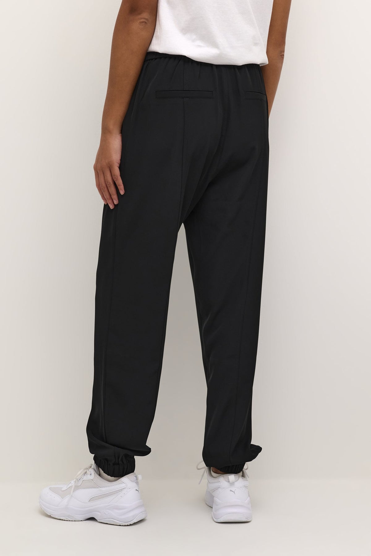 Pantalon pour femme par Kaffe | Asigna/10508214 Noir/100121-BLACK DEEP| Boutique Vvög, vêtements mode pour homme et femme