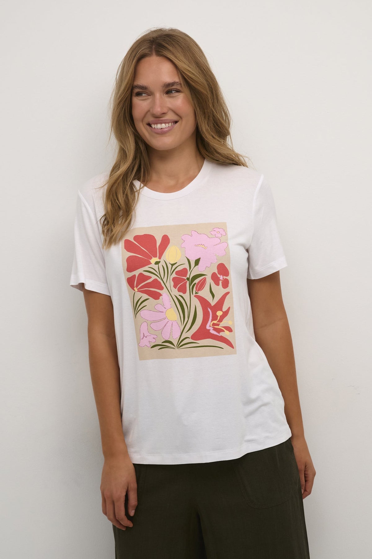 T-Shirt pour femme par Kaffe | 10508351 Blanc/Rose/105596-WHITE/PINK FLOWER | Boutique Vvög, vêtements mode pour homme et femme